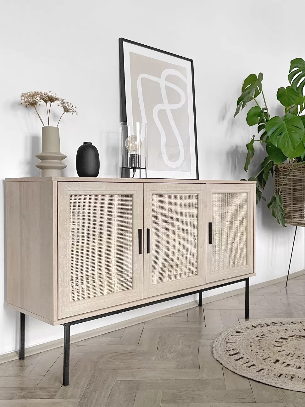 Store Beliani Sideboard Heller Holzfarbton 3 Rattan-Turen Pasco